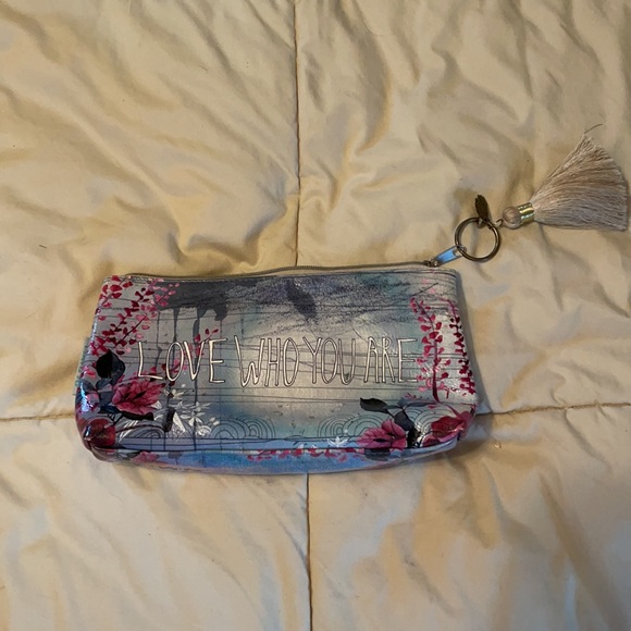 Love Makeup pouch with tassle FREE WITH BUNDLE - Picture 2 of 2
